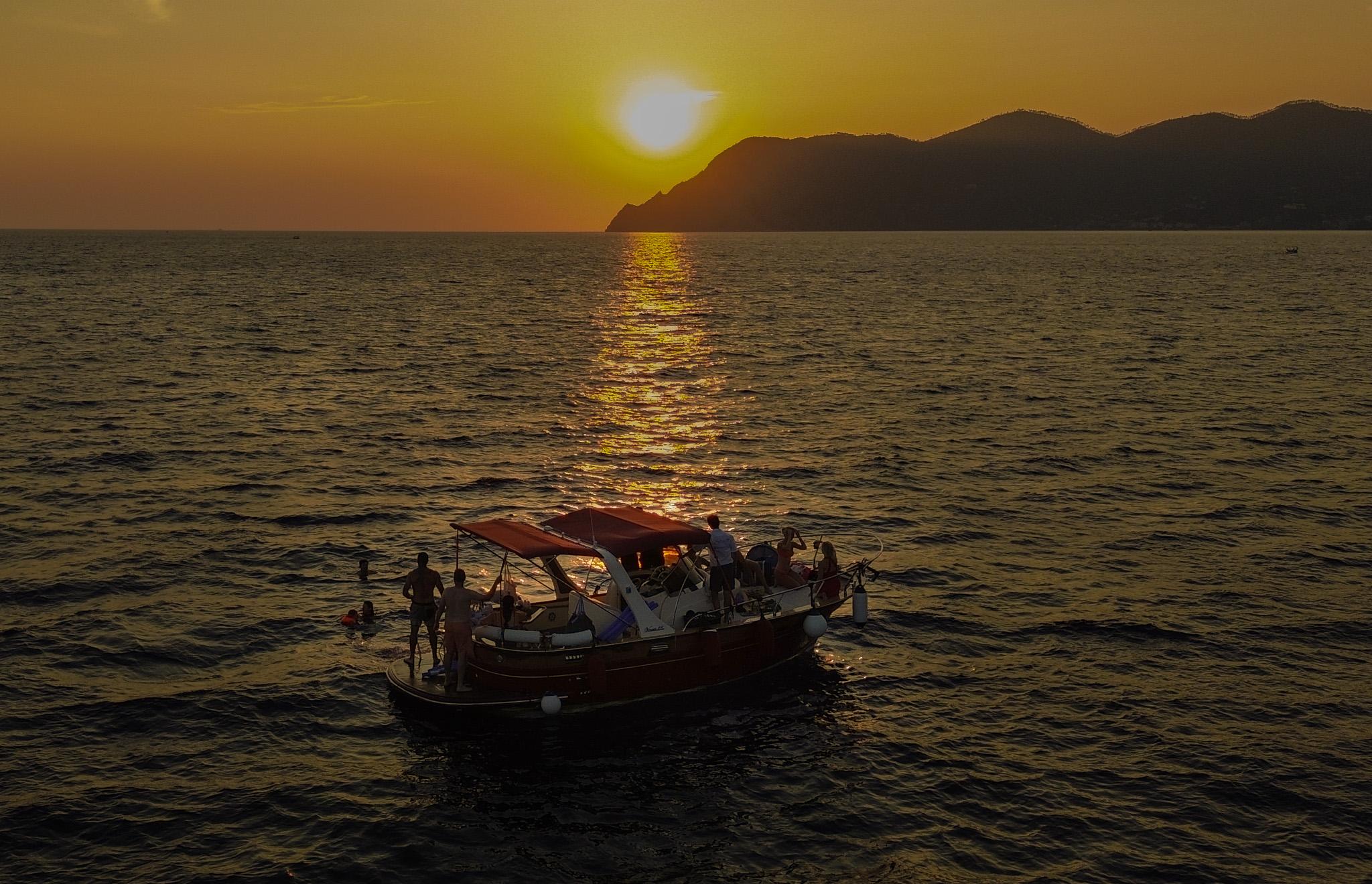 Cinque Terre: Aperitif auf dem Wasser bei Sonnenuntergang – Abfahrt von Monterosso