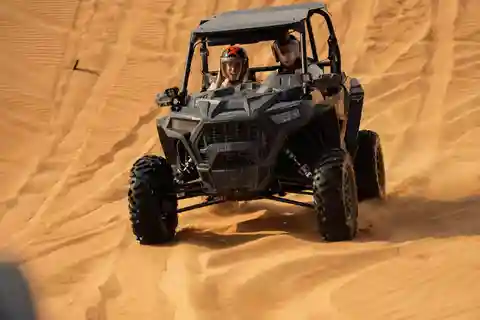 Dubai: Buggy Dune Bashing, Sand Boarding, plimbare cu cămila și spectacol