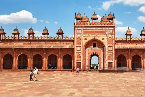 From Agra to Jaipur by Cab via Fatehpur Sikri and Abhaneri