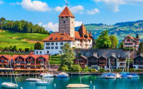 Private Car Tour Swiss Capital, Castles & Lakes from Lucerne