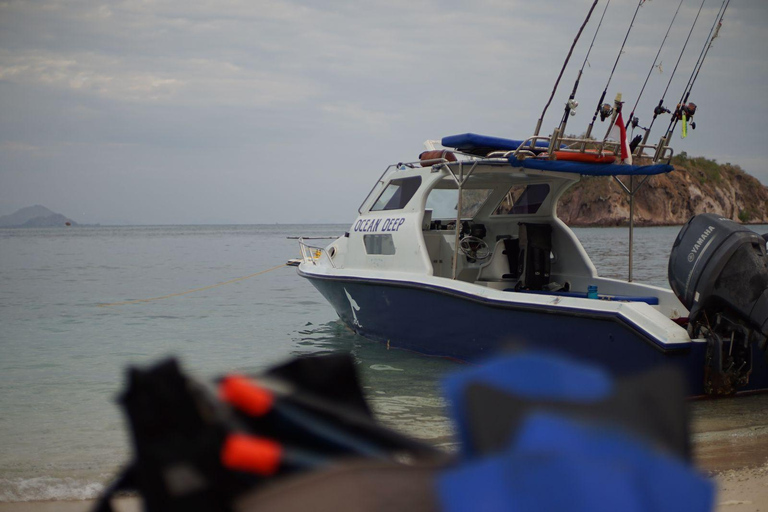 Labuan Bajo: Fishing Snorkeling Tour with Captain