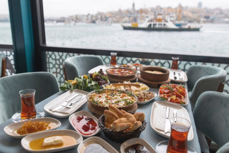 Istanbul: Bosphorus Cruise with Brunch