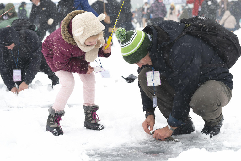 Pêche sur glace à Hwacheon et visite hivernale de la vallée d&#039;Eobi au départ de SéoulDépart de la station Hongik Univ. sortie4