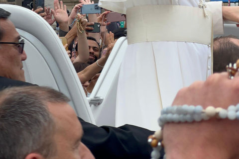Newlywed couples blessing during Pope Leone XIV audience