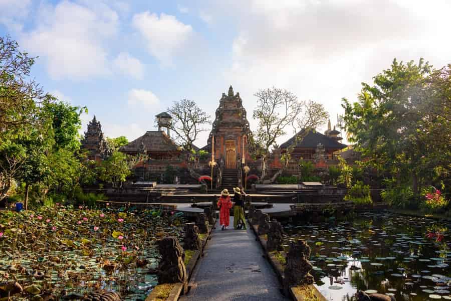 Von Bali aus: Saraswati-Tempel, Affenwald, Ubud-Wasserfälle. Foto: GetYourGuide Von Bali aus: Saraswati-Tempel, Affenwald, Ubud-Wasserfälle. Foto: GetYourGuide