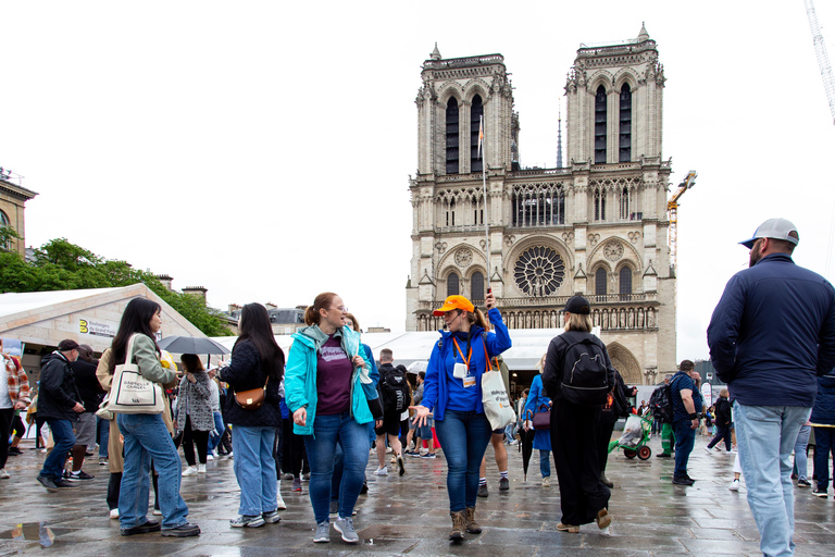 Paryż: Wycieczka piesza Notre Dame z wejściem do kryptyNotre Dame Outdoor Walking Tour z wejściem do krypty w języku hiszpańskim