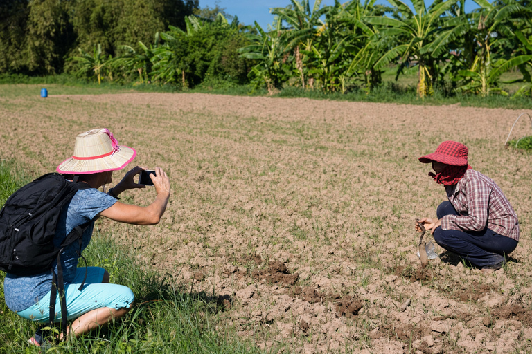 Phnom Penh: Silk Island & Countryside by Tuk Tuk with Snack