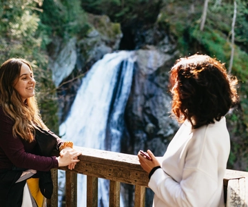 From Seattle: Visit Snoqualmie Falls and Hike to Twin Falls