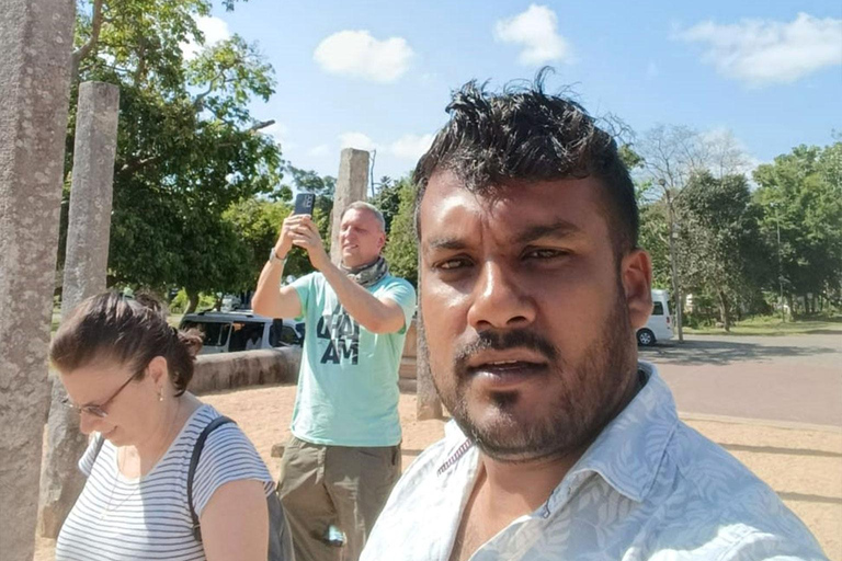 Kandy: Ramboda Falls, Tea Plucking & Tasting