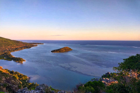 Mauricio: Excursión al atardecer y aperitivo al atardecer en Le Morne BrabantExcursión exclusiva al atardecer en la montaña Le Morne + Apero