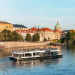 Praga: Crociera notturna sul fiume Moldava con buffet