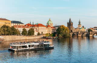 Prag: Nachtfahrt auf der Moldau mit Buffet