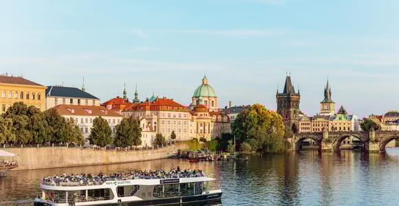 Prag: Nachtfahrt auf der Moldau mit Buffet