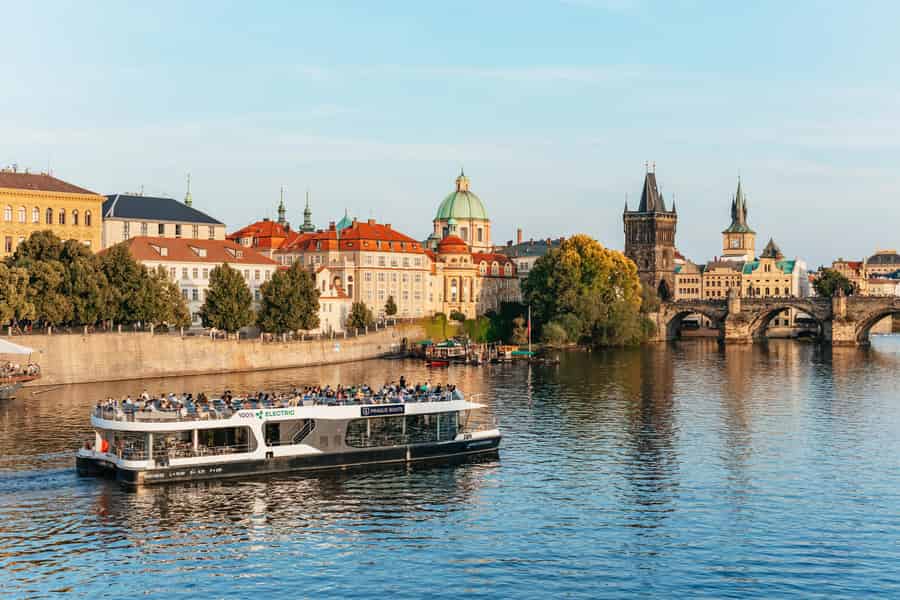 Prag: Nachtfahrt auf der Moldau mit Buffet. Foto: GetYourGuide
