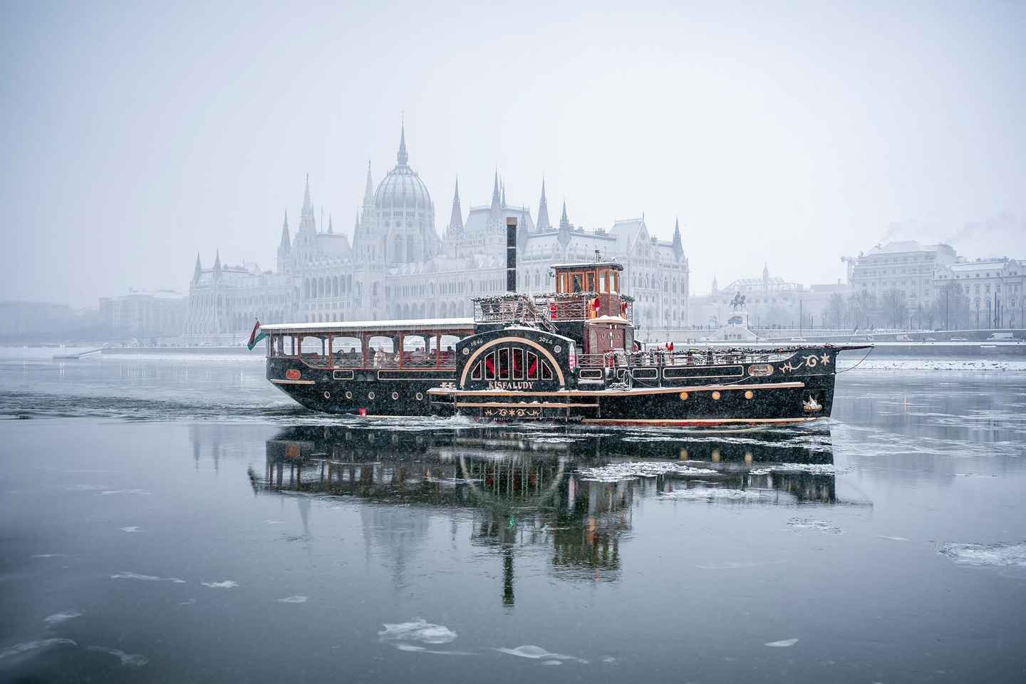 Budapest: Historic Cruise with Welcome Drink