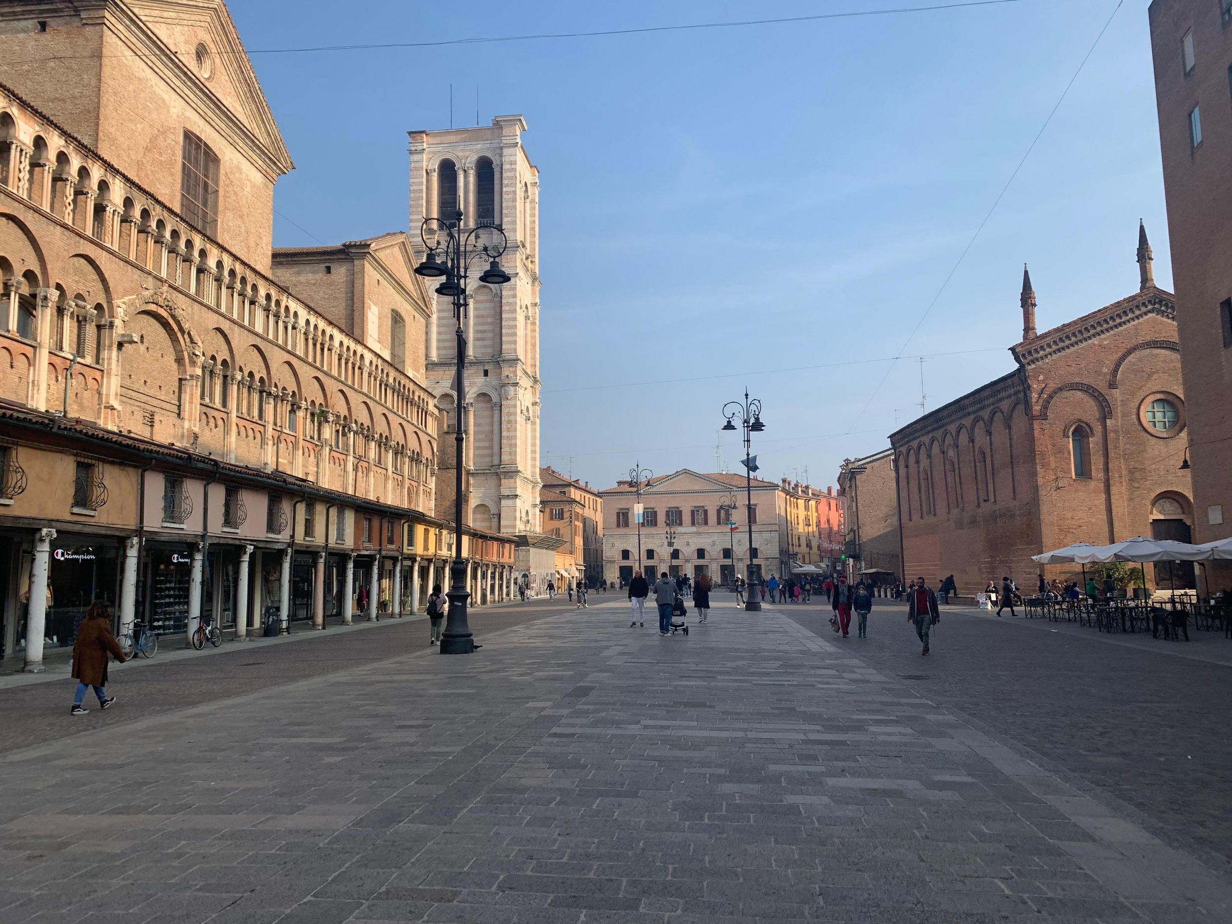 Ferrara & Mittagessen in einer Osteria – Private Tagestour ab Bologna