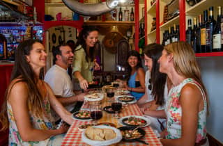 Das unbekannte Lissabon: Kulinarische Tour mit Speisen und Wein sowie Verkostungen