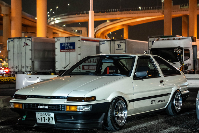 Tokio en Daikoku bij nacht in een Fast and Furious Skyline 34Besloten groep