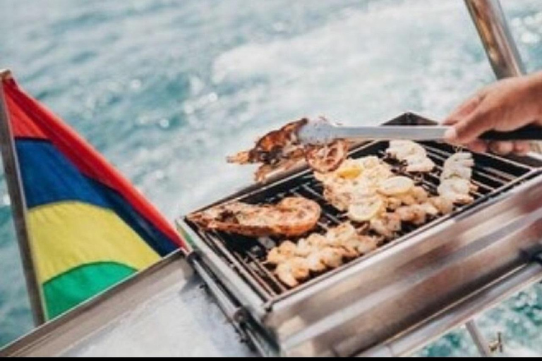 Crucero en catamarán por Ile Aux Cerfs con servicio de recogida y almuerzo