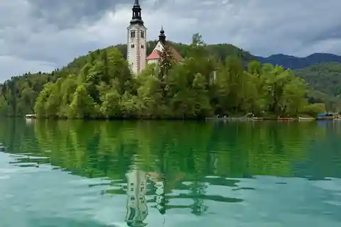 Bled: begeleide wandeling rond het meer van Bled met roomtaart