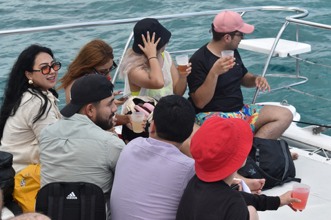 Isla Mujeres: Passeio de Catamarã Só Adultos, Bar Aberto e SnorkelExcursão a partir de Playa del Carmen