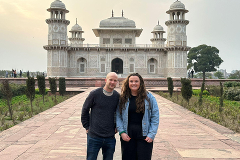 Hoppa över linjen Taj Mahal soluppgång &amp; Agra Fort Privat turEndast i Agra City med bil, förare och guide