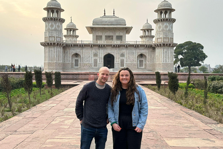 Hoppa över linjen Taj Mahal soluppgång &amp; Agra Fort Privat turEndast i Agra City med bil, förare och guide