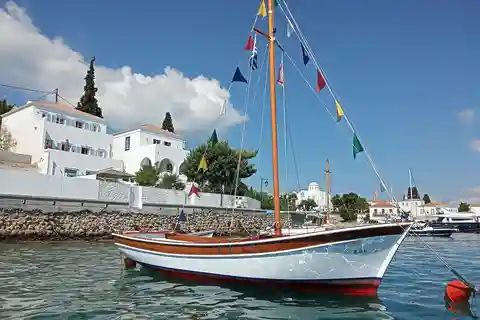 Spetses Island Boat Exploration ΖΩΗ e-kaiki
