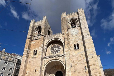 Lisbon: Live Fado Show in Historic Alfama with Port Wine