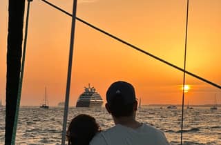 Lissabon: Romantische Schifffahrt bei Sonnenuntergang mit Wein und portugiesischen Tapas