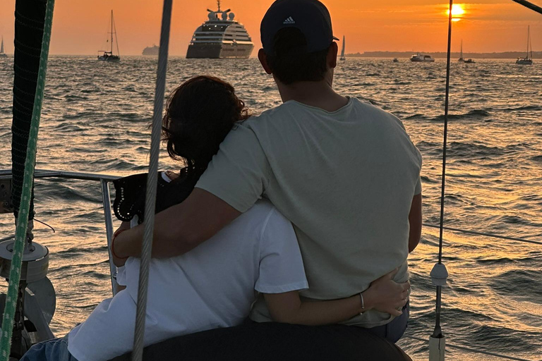 لشبونة: رحلة بحرية رومانسية عند غروب الشمس مع النبيذ والتاباس البرتغالي