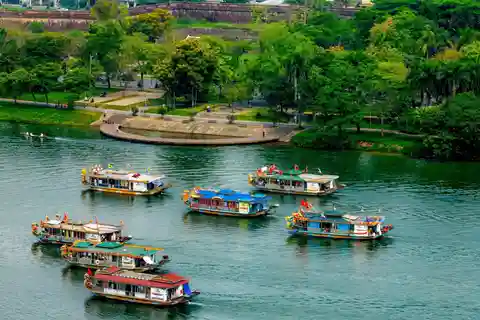 Hue: Tour de la ciudad con barco dragón, coche y comida local