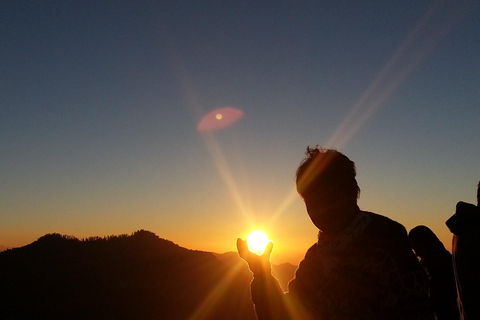 Amanecer: Impresionantes vistas de los picos Cola de Pez y Annapurna