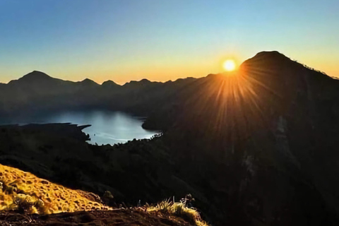 3d/2n trekking no cume do Monte Rinjani, lago e fontes termais.