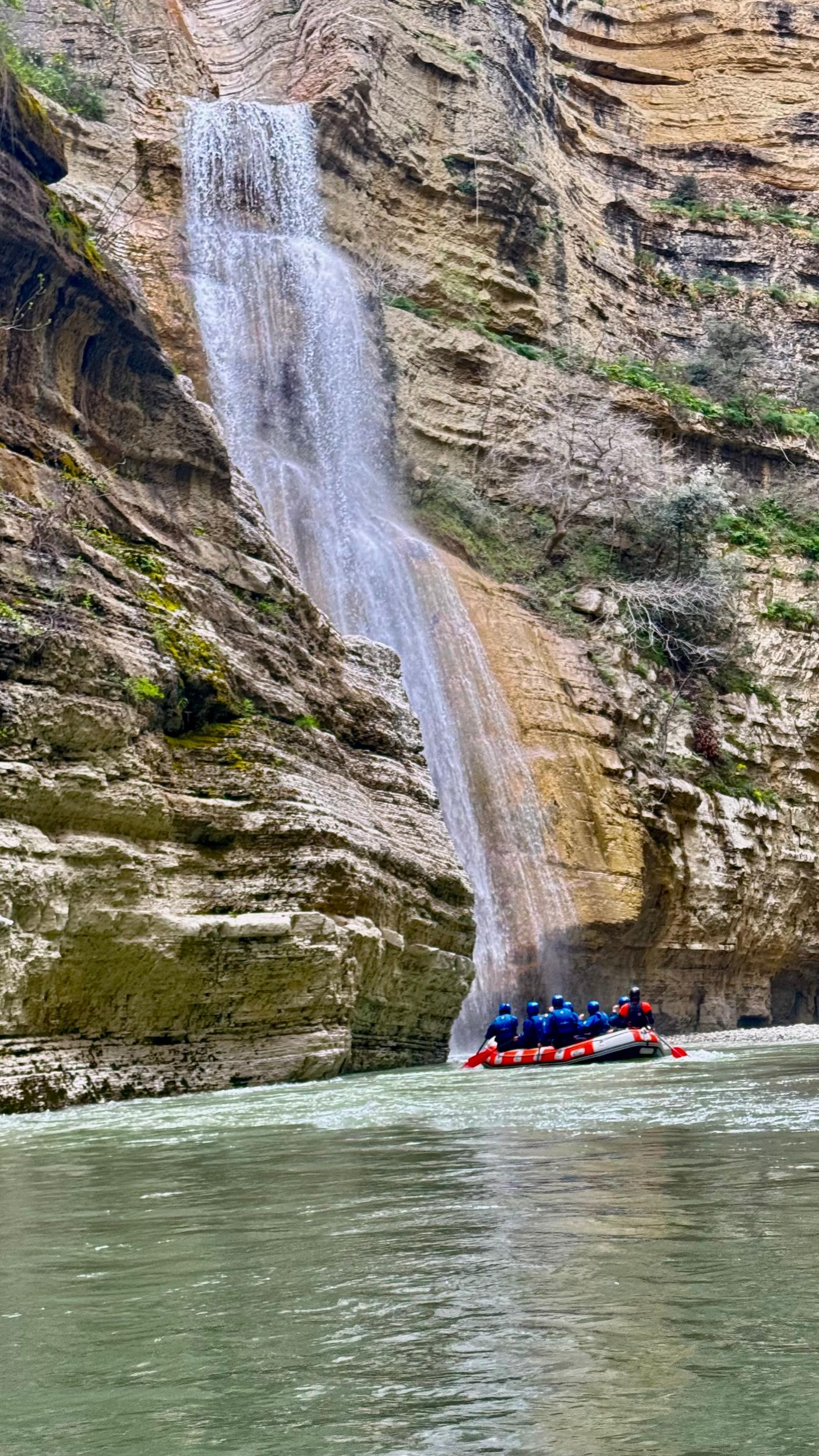 Saisonales Abenteuer in der Osum-Schlucht – Rafting & Tubing