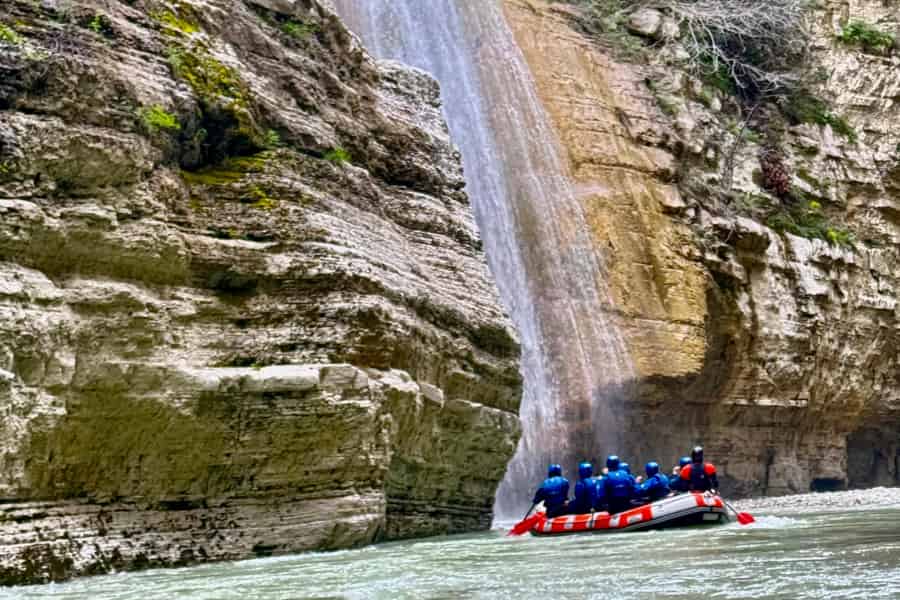 Saisonales Abenteuer in der Osum-Schlucht – Rafting & Tubing. Foto: GetYourGuide