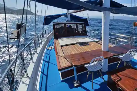 Krilo Jesenice/Omiš/Podstrana: passeios diários de barco