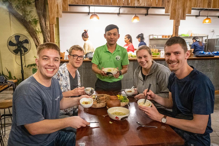 Phnom Penh: Full Day Guided City Tour with Food & Street Art Haft Day: Phnom Penh City Guided Tour