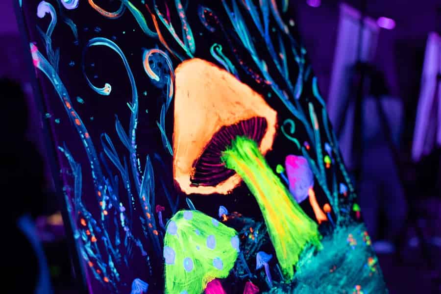 Neon Paint – Malen und Wein im Dunkeln in Warschau. Foto: GetYourGuide Neon Paint – Malen und Wein im Dunkeln in Warschau. Foto: GetYourGuide