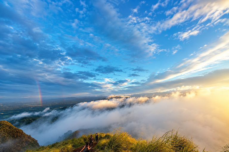 Manila: Private Mt. Batulao Hike with Tagaytay Stop