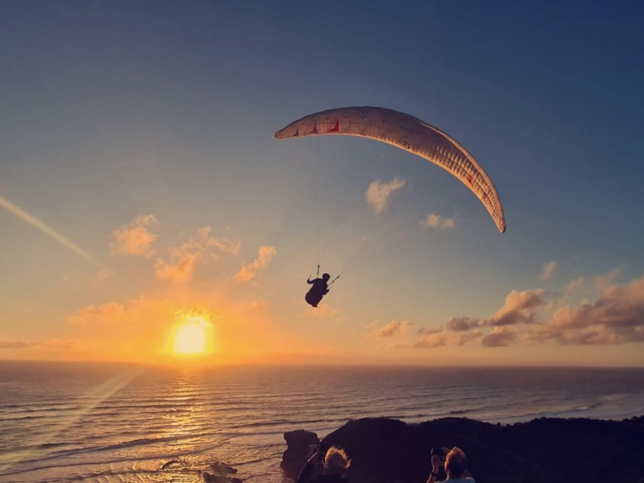 West Auckland: Sonnenuntergang mit Thermalbad & Weinverkostung