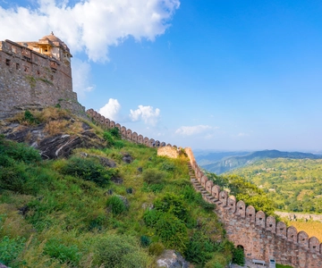 Excursão privada de um dia ao Forte Kumbhalgarh e ao Templo Ranakpur Jain