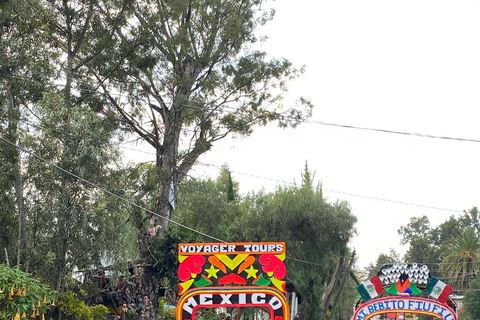 Xochimilco: Food and Trajinera Ride with Local Women