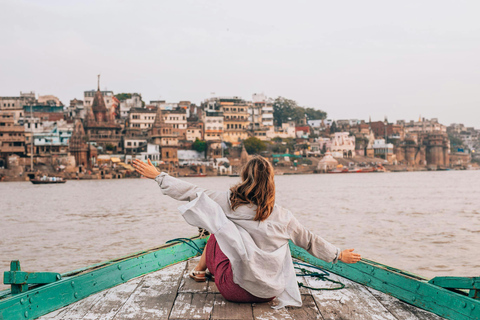 Varanasi: Passeio de barco, excursão a pé e almoço vegetarianoApenas guia de turismo