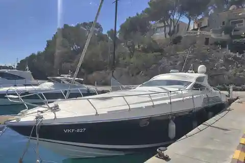 Estepona: Lyxig yachtuthyrning med besättning, drycker och snacks