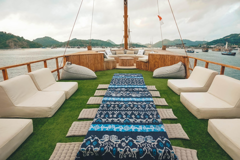 Labuan Bajo: 3-Day Komodo Sailing Luxury Boat with All Fees Deluxe Boat - Private Standar Room (2pax/room)