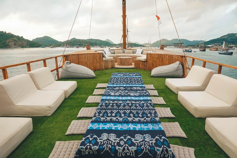 Labuan Bajo: 3-Day Komodo Sailing Luxury Boat with All Fees Deluxe Boat - Private Standar Room (2pax/room)