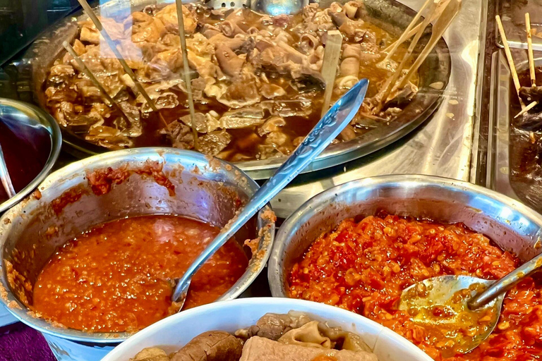 Guangzhou Night: CBD Riverwalk, Hidden Alleys & Food Tasting Spanish/ French/ Italian/ Japanese/ Korean/ Russian Guide