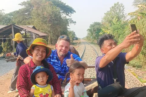 Battambang,Tuktuk y kayak, BambooTrain ,Wat Banan,Bat cave