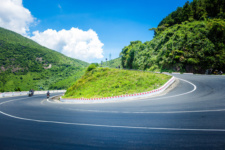 Da Hue: Hai Van Pass Tour in moto a Da Nang o Hoi AnDa Hue: Tour in moto del Passo di Hai Van verso Da Nang o Hoi An